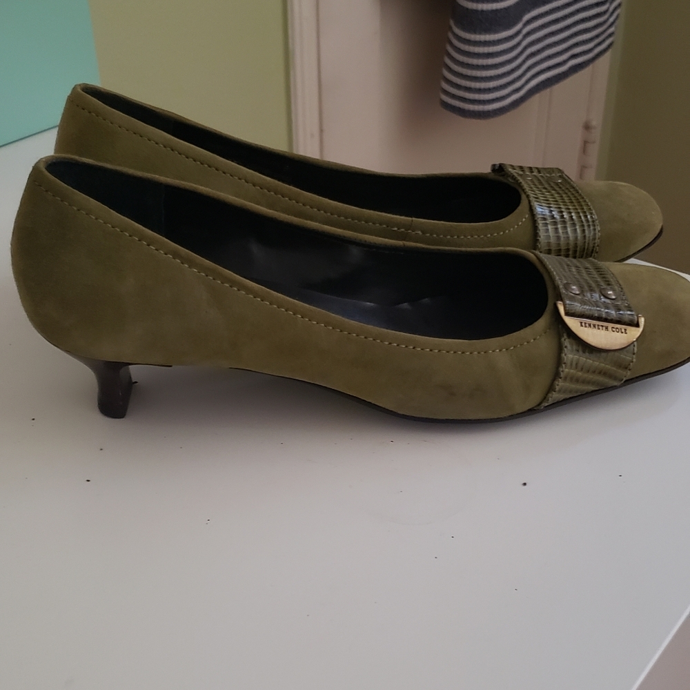Kenneth Cole Olive suede pump